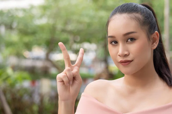 Asiatische Frau Die Zwei Finger Zeigt Porträt Positiver Glücklich Lächelnder — Stockfoto