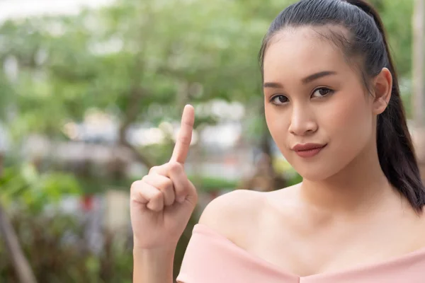 Wanita Asia Menunjuk Satu Jari Potret Wanita Asia Yang Tersenyum — Stok Foto