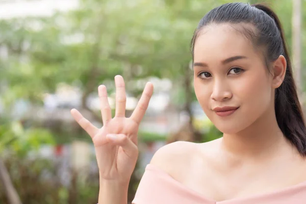 Азиатская Женщина Указывая Считая Четыре Пальца Портрет Позитивной Счастливой Улыбающейся — стоковое фото