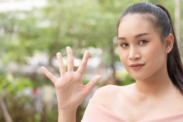 Asiatische Frau Zeigt Auf Und Zählt Fünf Finger Portrait Einer — Stockfoto