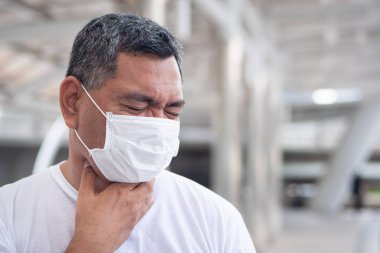 alerjisi olan yaşlı adamın boğaz iltihabı; alerji, balgam, boğaz ağrısı, boğaz iltihabı, grip, soğuk algınlığı, hastalık, sağlık konsepti