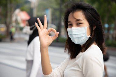Maske takan hasta kadın, virüs salgınını durdurma; biyolojik tehlike, biyolojik tehlike, koruyucu sağlık hizmetleri, hastalık karantinası, koronavirüs salgını kontrolü, hastalık önleme, sağlık hizmetleri kavramı