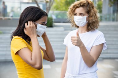 Sağlık maskesi takan hasta bir kadın, nezle için koruyucu maske, grip, grip, grip enfeksiyonu, wuhan çini zatürresi, bulaşıcı hastalık, koronavirüs, yeni Corona virüsü, ncov, salgın, salgın hastalık