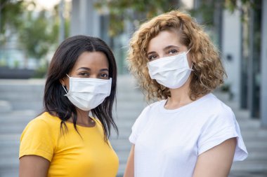 Sağlık maskesi takan hasta bir kadın, nezle için koruyucu maske, grip, grip, grip enfeksiyonu, wuhan çini zatürresi, bulaşıcı hastalık, koronavirüs, yeni Corona virüsü, ncov, salgın, salgın hastalık