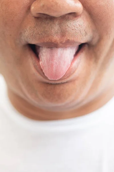 老人は舌を出して失礼な舌を出し舌で楽しくなったり舐めたり口臭を嗅いだり — ストック写真