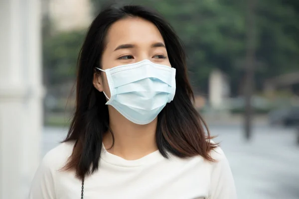 汚染された毒スモッグを持つ街のマスクを身に着けている女性地球温暖化排出基準汚れた空気大気汚染環境汚染都市生活問題呼吸困難 — ストック写真
