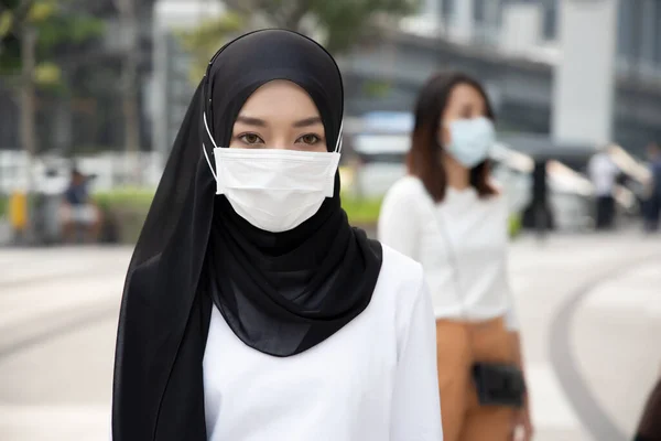 Mujer Musulmana Enferma Que Usa Máscara Ciudad Con Smog Contaminado —  Fotos de Stock