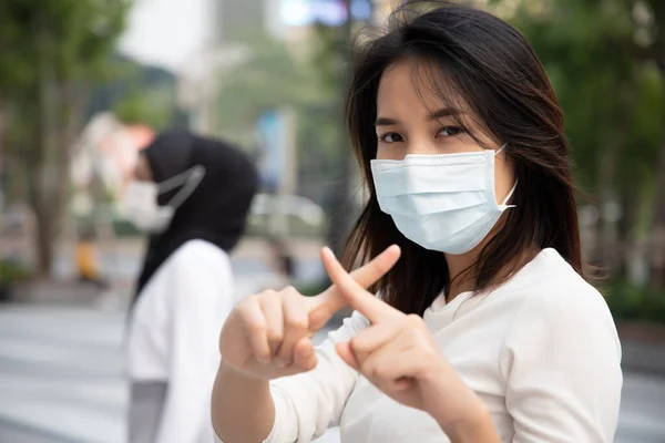 マスクを身に着けている病気の女性 ウイルス発生を停止します バイオハザードの概念 生物学的危険性 予防医療 病気の隔離 コロナウイルス感染制御 病気の封じ込め — ストック写真