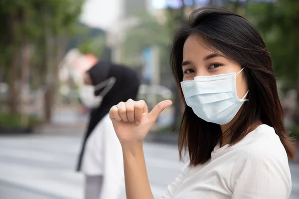 Wanita Sakit Memakai Topeng Menghentikan Wabah Virus Konsep Biohazard Bahaya — Stok Foto