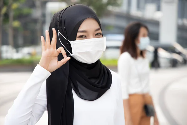 マスクをつけているイスラム教徒の女性は手の兆候を指摘し ウイルス感染を阻止します バイオハザードの概念 生物学的危険性 病気の隔離 コロナウイルス感染制御 病気の封じ込め — ストック写真