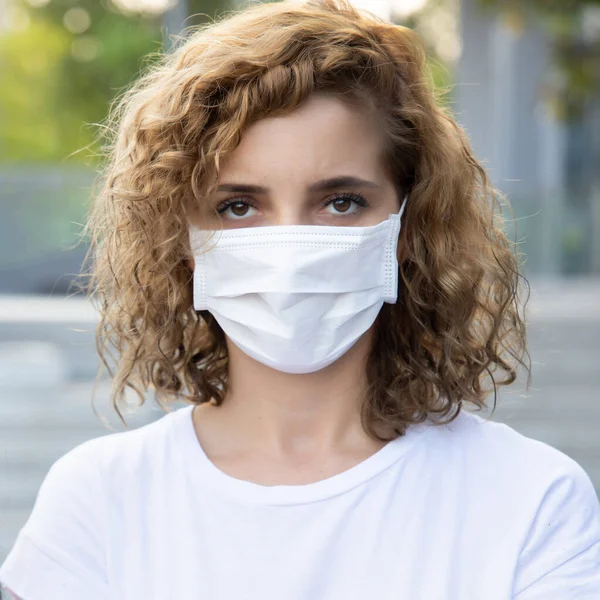 Biała Kobieta Rasy Kaukaskiej Masce Maska Ochronna Przeziębienie Grypa Zakażenie — Zdjęcie stockowe