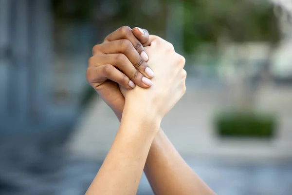 Kaukasische Frau Und Afrikanische Frau Hand Hand Händeschütteln Zueinander Konzept — Stockfoto