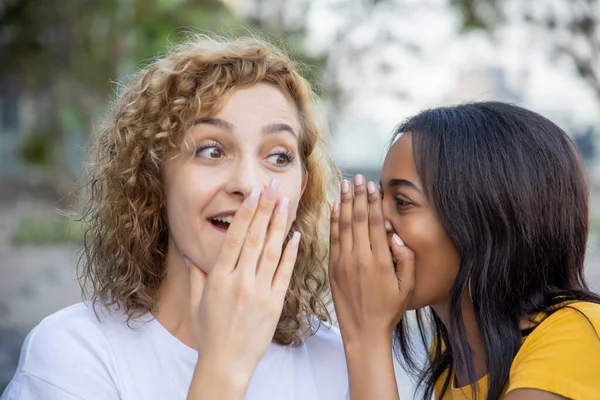 Mujeres Blancas Negras Chismorreando Susurrando Concepto Rumor Chismes Rumores Buenas — Foto de Stock