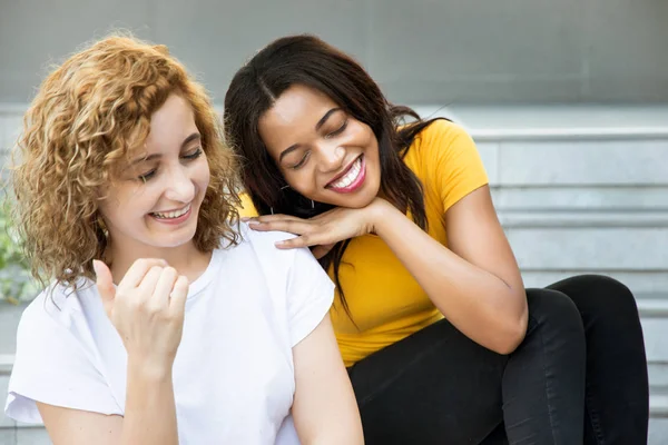 Donna Felice Con Diverso Amico Colore Della Pelle Trascorrere Del — Foto Stock