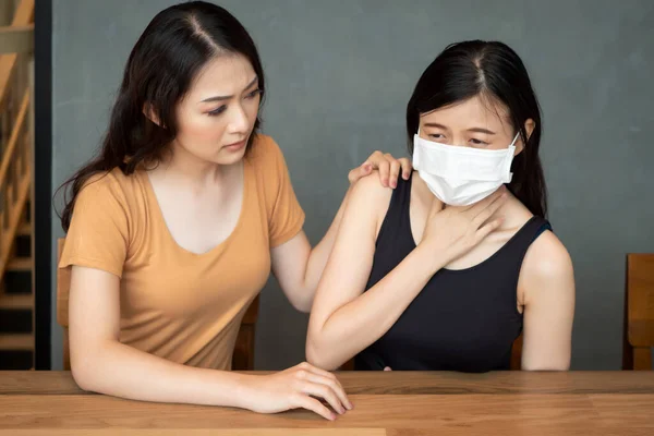 Influenzás Torokfájásos Arcmaszkos Nők Wuhan Vírus Koronavírus H5N1 H1N1 Madárinfluenza — Stock Fotó