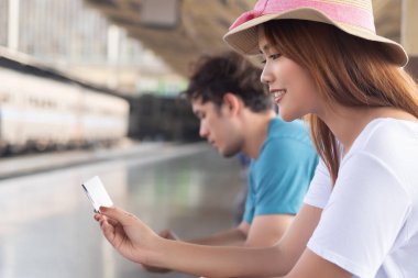 Tren bekleyen kadın gezgin; yeni macera, yaz tatili, toplu taşıma, bütçe seyahati, konforlu seyahat, uzun tatildeki kız gezgin, stres yönetimi, açık hava aktivitesi konsepti