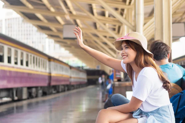 女旅行家在离开火车 暑假的概念 到异国他乡旅行 结识新朋友 旅行或具有丰富经验的冒险经历时向新朋友告别 — 图库照片