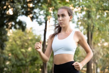 sağlıklı mutlu güçlü fitness kadını koşuyor; sağlıklı yaşam tarzı, sağlık hizmetleri, koşan ya da koşan kadın, maraton koşan, koşan, kendinden emin fitness insanı konsepti; beyaz beyaz beyaz beyaz kadın model