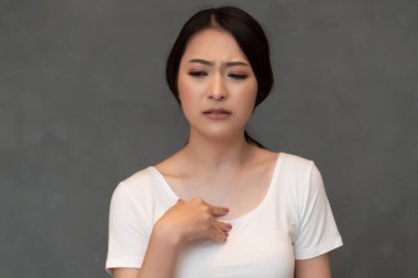 hazımsızlık sorunu olan hasta kadın, asit reflüsü veya gerd semptomları; kadın sağlığı, vücut bakımı, hastalık, ağrı, asit reflü, zatürree, virüs hastalığı konsepti; 20 'li yaşlarda genç Asyalı kadın model