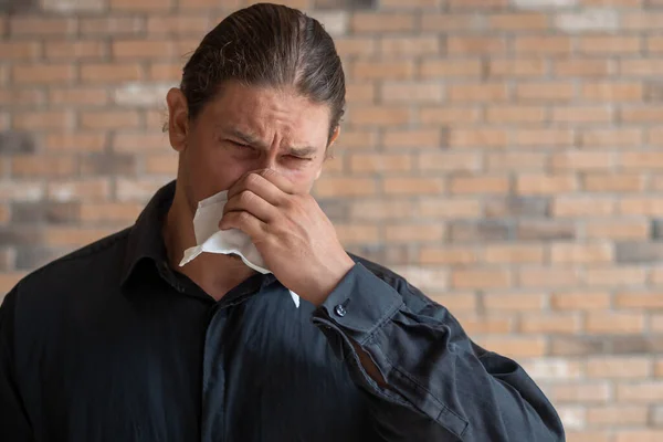 Orrfolyással Papírzsebkendővel Rendelkező Beteg Férfi Láz Influenzajárvány Influenza Megfázás Magas — Stock Fotó