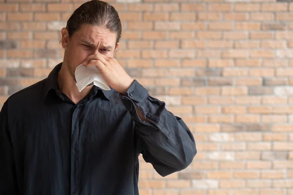 Homem Doente Com Corrimento Nasal Papel Tissue Conceito Febre Gripe — Fotografia de Stock