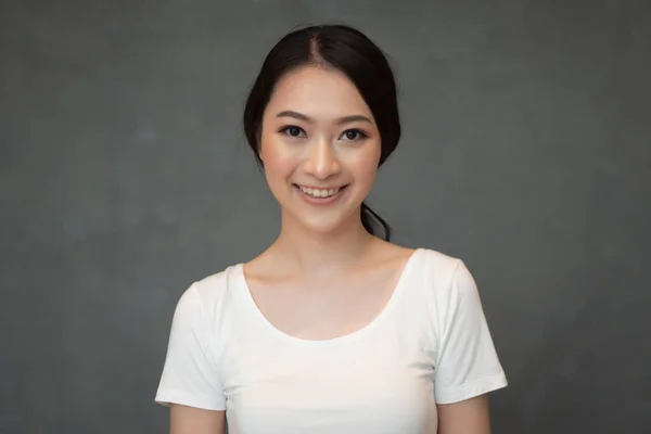 Ansiktportrett Glad Smilende Jente Portrett Positiv Avslappet Smilende Asiatisk Kvinne – stockfoto
