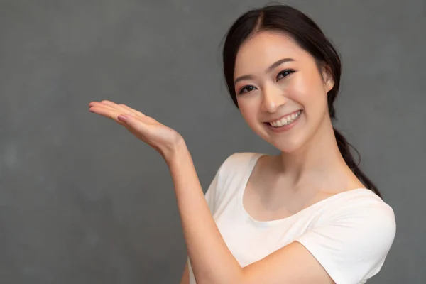 Odnosząca Sukcesy Dziewczyna Wskazująca Wskazującą Wskazującą Rękę Górę Portret Wesołej — Zdjęcie stockowe
