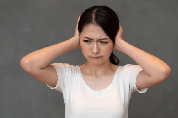 Mujer Quieren Escuchar Algo Retrato Mujer Asiática Cubriéndose Oído Concepto — Foto de Stock