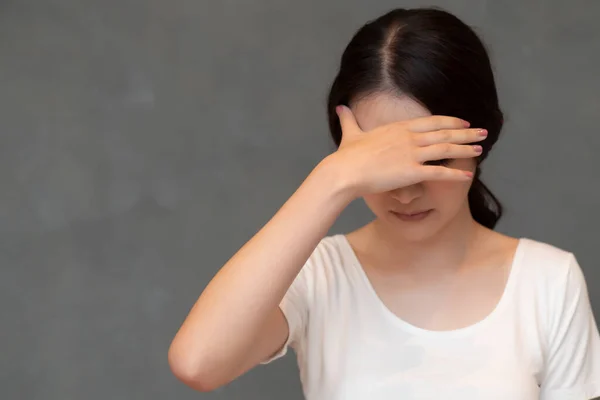 熱や頭痛のために顔を出す病気の女性 ストレスの概念 うつ病 バイオハザード 生物学的ハザード ヘルスケア コロナウイルス発生 病気の封じ込め Covid 19コロナウイルス — ストック写真