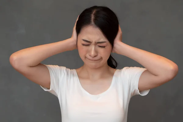 여자는 무엇인가를듣고 않는다 아시아 허황된 거짓말 우울증 — 스톡 사진