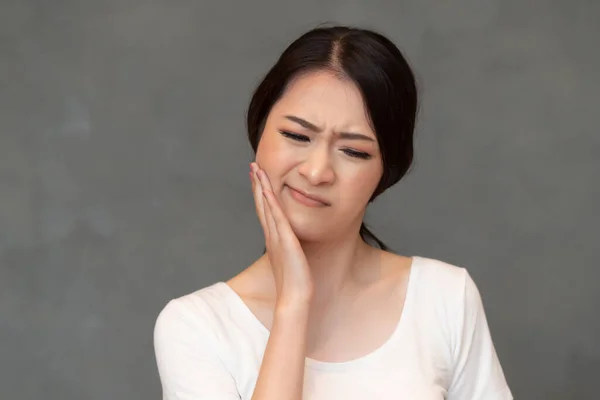 歯痛を持つ女性 歯痛に苦しむ病気のアジア人女性 歯感度 知恵歯痛 キャビティ 歯科ケアの概念 若い大人アジア人女性モデル — ストック写真
