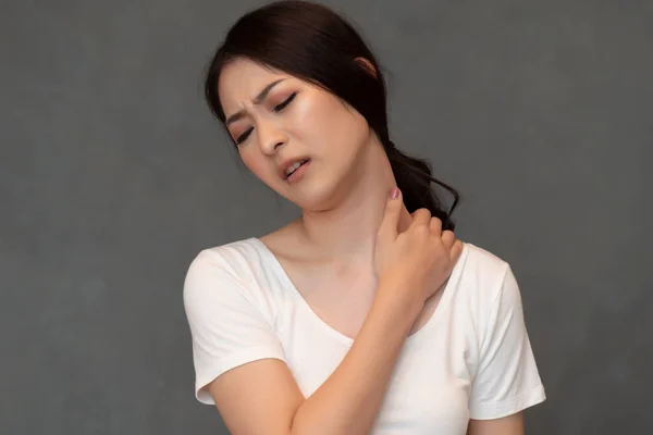 Mujer Con Dolor Hombro Cuello Retrato Mujer Asiática Que Sufre —  Fotos de Stock