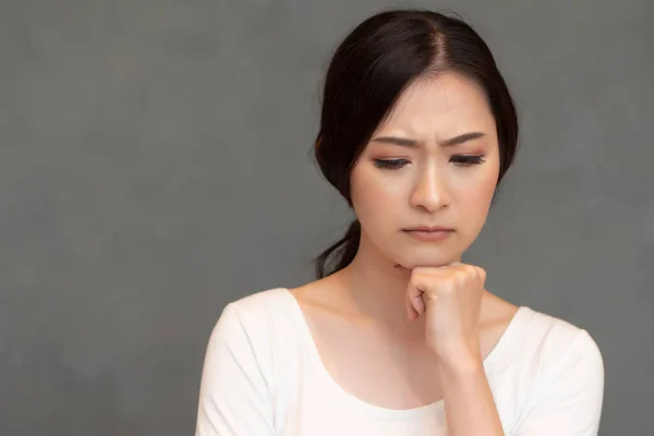 Estresado Molesto Pensativo Mujer Asiática Pensando Planeando Sobre Problema Retrato —  Fotos de Stock