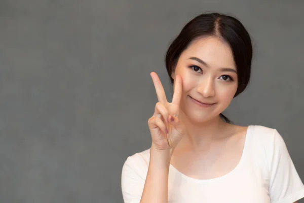 Aziatische Vrouw Wijzen Twee Vingers Portret Van Positieve Gelukkig Glimlachende — Stockfoto