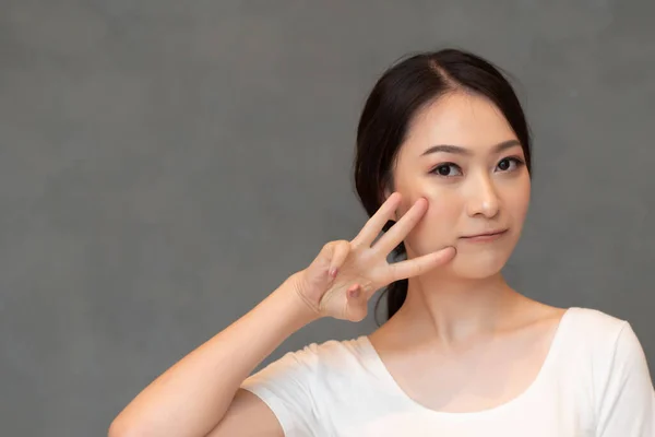 Mulher Asiática Apontando Contando Três Dedos Retrato Positivo Feliz Sorrindo — Fotografia de Stock