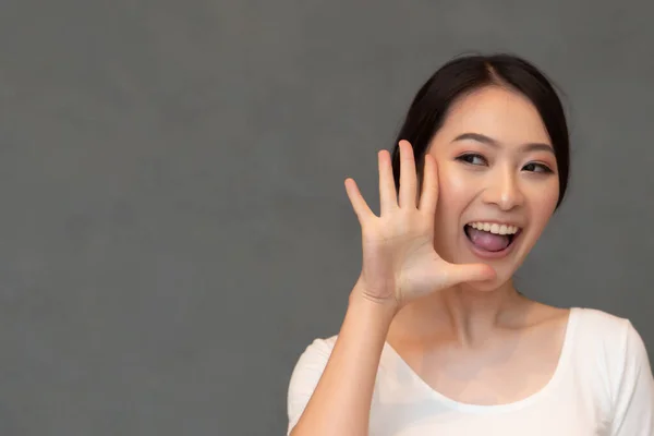 亚洲女人指尖 算上五指 亚洲女人正面快乐微笑的画像 算上五指或五点概念 亚洲成年女人模型 随意主题 — 图库照片