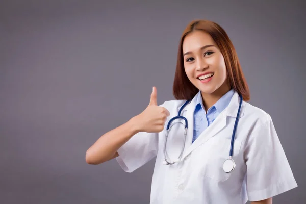 Retrato Sorrindo Asiático Mulher Médico Isolado Confiante Amigável Fêmea Médico — Fotografia de Stock