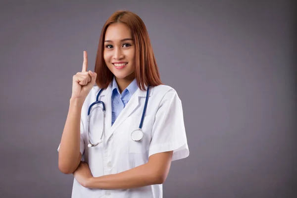 亚洲女医生的肖像孤立 友善的女医生用一根手指 — 图库照片