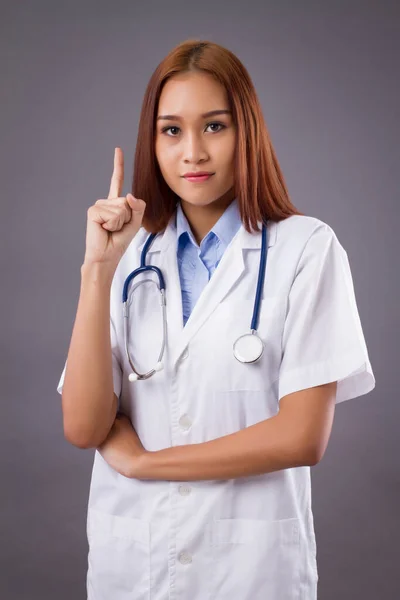 Portrét Asijské Ženy Lékař Izolované Sebevědomé Přátelské Žena Lékař Ukazuje — Stock fotografie