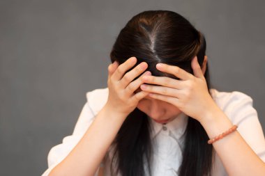 ateş veya baş ağrısı olan hasta kadın; stres, depresyon, biyolojik tehlike, biyolojik tehlike, sağlık, koronavirüs salgını, hastalık, COVID-19, SARS-CoV-2 koronavirüs