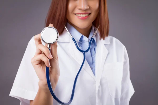 Mulher Asiática Médico Segurando Estetoscópio Conceito Diagnóstico Doença Achado Patógeno — Fotografia de Stock
