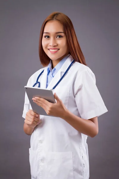 Asijská Žena Lékař Pomocí Inteligentní Počítač Tablet Práci Koncept Medikace — Stock fotografie