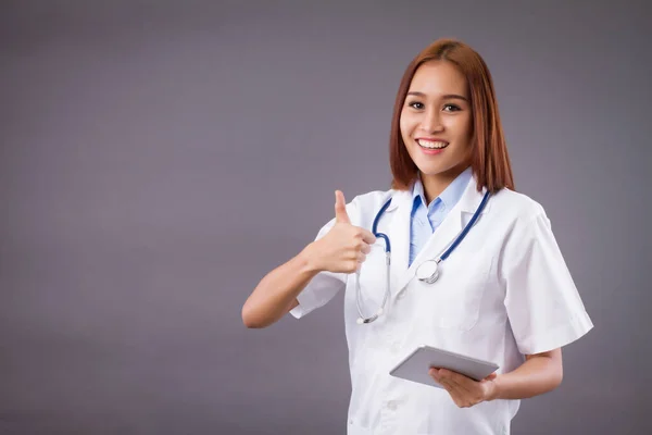 Ásia Mulher Médico Dando Polegar Para Cima Usando Inteligente Computador — Fotografia de Stock