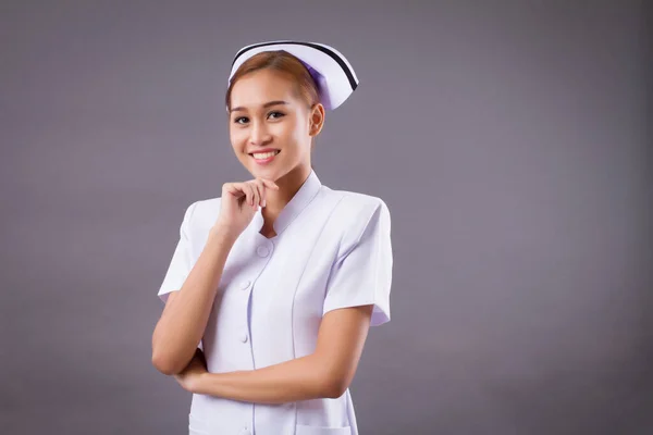 Retrato Sonriente Mujer Asiática Enfermera Aislado Estudio Disparo Confianza Amigable — Foto de Stock