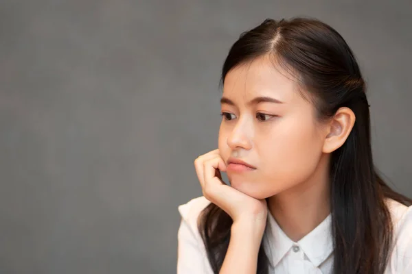 Stressad Omtänksam Asiatisk Kvinna Tänker Planerar Problem Porträtt Asiatisk Kvinna — Stockfoto