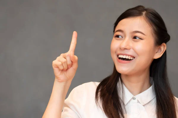 Азиатская Женщина Указывая Один Палец Портрет Позитивной Счастливой Улыбающейся Азиатской — стоковое фото