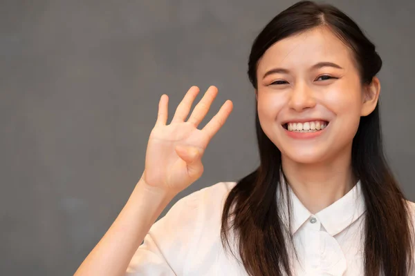 Asiatisk Kvinna Pekar Räkna Fyra Finger Porträtt Positiva Glada Leende — Stockfoto