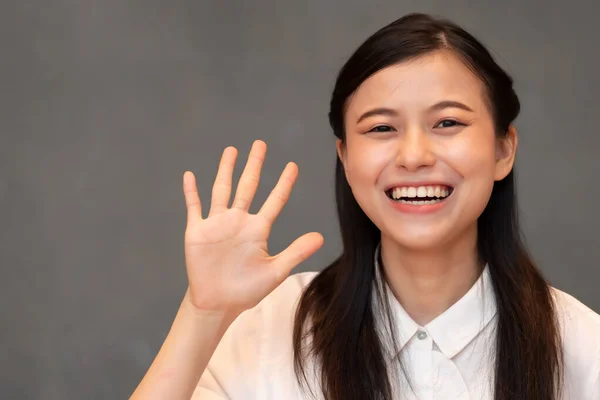 Asiatisk Kvinna Pekar Räkna Fem Finger Porträtt Positiva Glada Leende — Stockfoto