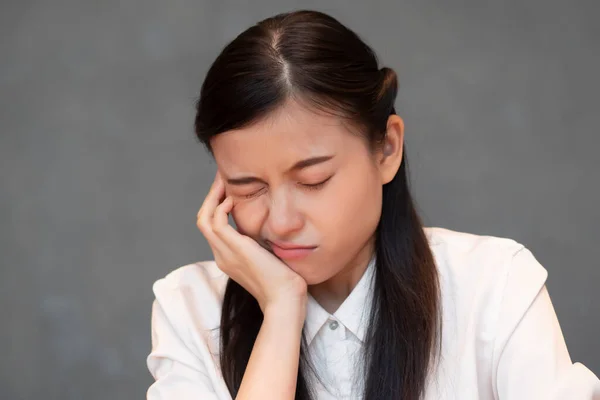 Frau Mit Zahnschmerzen Kranke Asiatische Frau Mit Zahnschmerzen Karies Zahnempfindlichkeit — Stockfoto