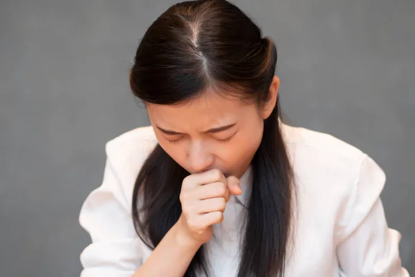 Sjuk Kvinna Hosta Sjuk Asiatisk Kvinna Hosta Med Halsont Förkylning — Stockfoto